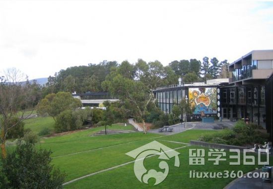 大学创建于1961年,尽管不到40年的历史,现在已经发展为澳大利亚最大的大学,拥有10个覆盖各个领域的系科,分布在6个位于澳大利亚境内校园和新建于吉隆坡的一个校园内。 学校从最初的363名学生发展为今天的45,000名学生,吸收来自80多个国家和地区的约占14% 的留学生。学校因在国际交流、开放式教学、许多战略上和实用的研究、教学革新等方面的卓越成就,而对澳大利亚高等教育起着很好的引导作用。 位置 学校位于澳大利亚第二大城市墨尔本-一个繁荣的、融入传统与现代气息的国际性城市周围 ;其中B