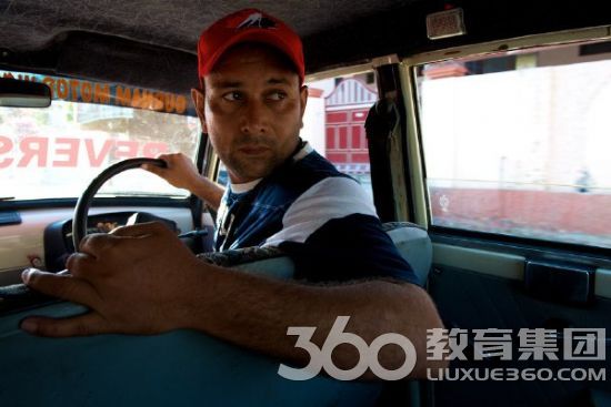 开挂的民族就这么任性 印度司机开倒车上路11年称向前开反倒别扭 开挂的民族就这么任性 印度司机开倒车上路11年称向前开反倒别扭