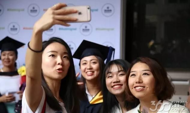 分享迪肯大学毕业典礼的台前幕后