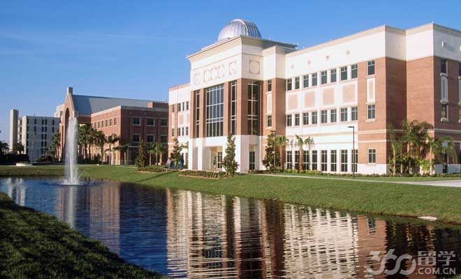 据留学360介绍,佛罗里达理工学院 (Florida Institute of Technology,简称 Florida Tech或FIT) 是一所美国顶尖的国家一级研究型大学,是佛罗里达州最好的科技大学,也是美国南部最著名的理工学院之一。佛罗里达理工学院是由美国国家航空航天局专家团队创办于1958年9月22日,拥有浓厚的理工科学研究氛围,以航空科学、工程科学、理科学、心理学和商业科学闻名,是外空间科学、能源动力、电气工程、飞行器、火箭及卫星领域的著名研究中心,可以授予包括24个专业的博士学