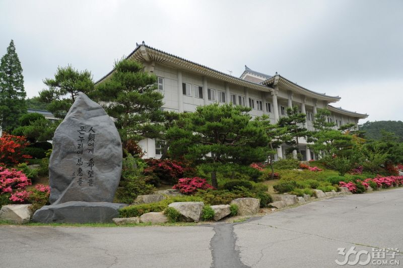 灵山大学地理环境优越