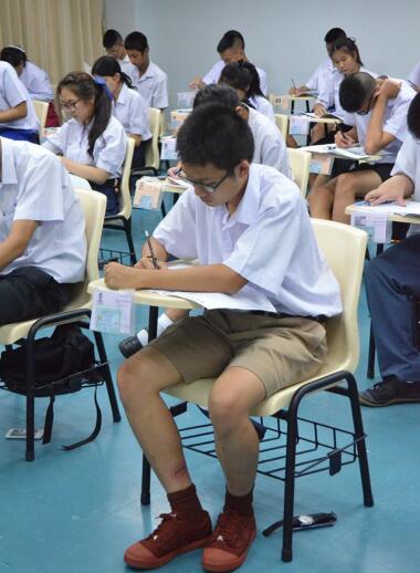 2万多人在泰国法政大学参加考试,场面壮观!