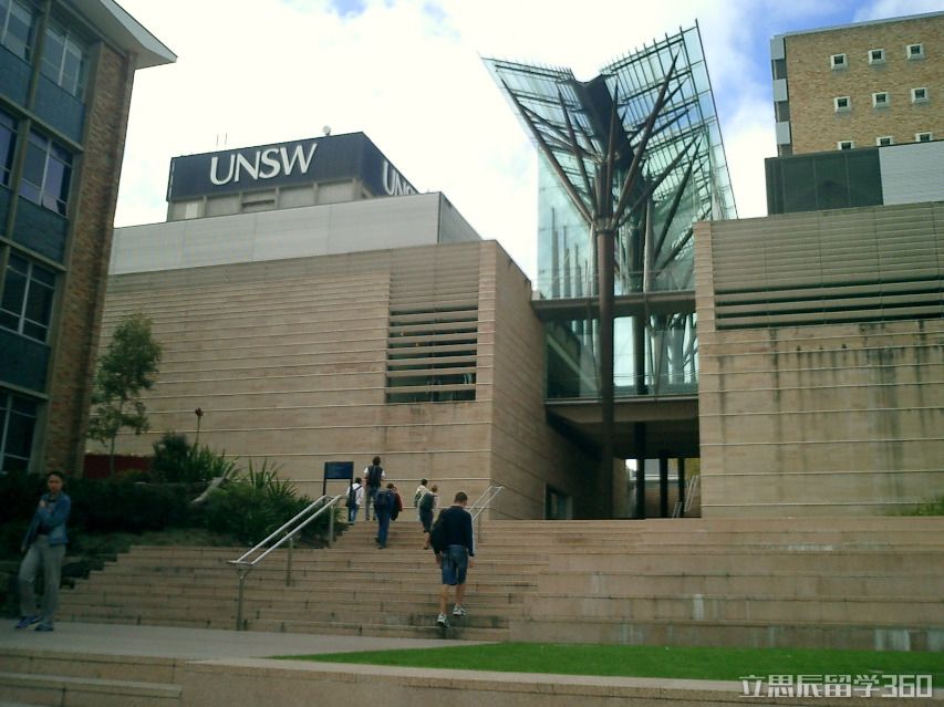 1 新南威尔士大学接机安排及接机费 据立思辰留学360介绍,新南威尔士大学对新入学的海外学子有/无接机服务,预定接机服务需要提前申请。新南威尔士大学 接机安排具体如下: 接机费用:免费 预定接机时间段:至少提前5个工作日 接机时间段:开学前2周,且早上6:30-晚上10点之间到达的学生 接机送达地址:学生制定目的地 据留学360介绍,留学生在申请接机服务的时候需注意: 1.