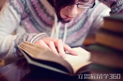 英国的管理专业是目前的热门专业之一。由于管理学的应用性和就业范围广,因此受到很多中国学生的青睐。立思辰留学360介绍,英国大学的管理学专业分为两种,一种是需要申请人没有商科背景。比如St. Andrews University就需要申请者没有商科专业背景,可以是工程、中文或英语等专业的本科毕业生。对于本科为国际商务、金融、市场营销、人力资源、国际经济与贸易等这些专业的学生,很难申请general的管理课程;另一种是没有专业限制,比如 York University的管理学专业,就只需要申请人拥有较好