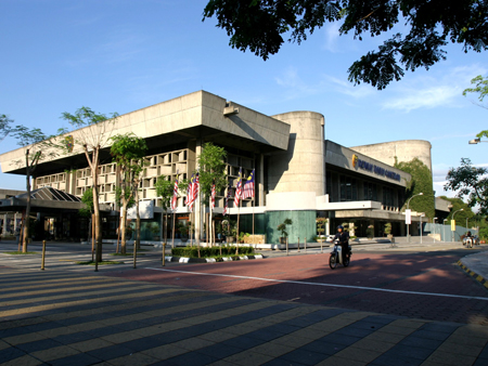 多媒体大学与敦胡先翁大学哪个好