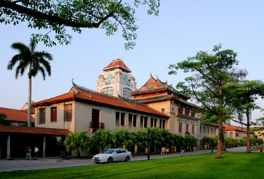 吉隆坡建设大学生活花费多少