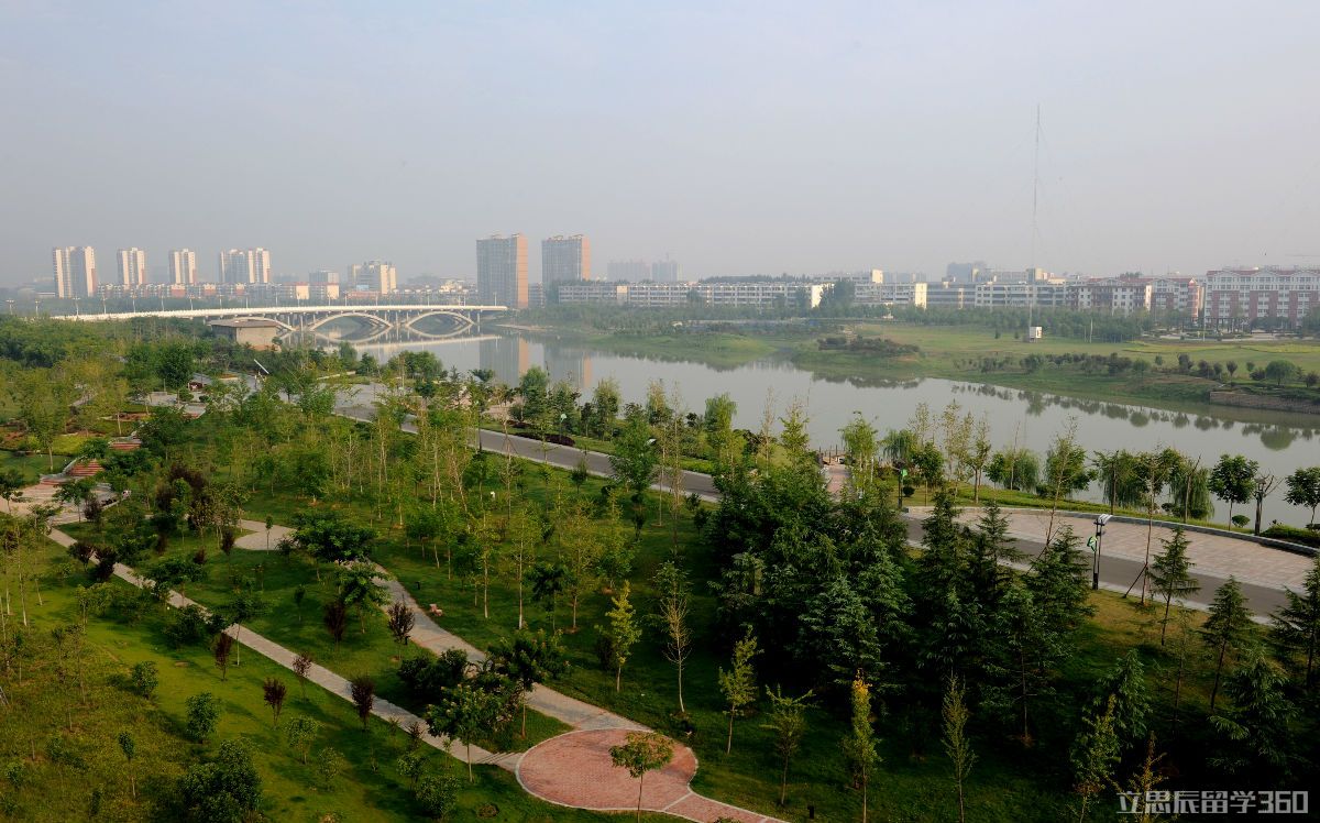 漯河市位于河南省中南部,曾是内陆经济特区,现已被评为中国品牌城市,而且是中西部首个、全国第二个获此殊荣的城市。漯河是中国首个食品名城。此外,漯河还先后摘取国家园林城市、全国绿化模范城市、国家森林城市、中国特色魅力城市、中国人居环境范例奖等桂冠。 漯河历史悠久,在贾湖遗址出土的国宝-7000多年前的七音骨笛,是世界最早的乐器;发现的8000-9000年前的甲骨契刻符号是迄今为止世上最早的文字雏形;出土的酿酒遗留物将人类酿酒史推到了9000多年前。贾湖遗址发掘出的炭化稻