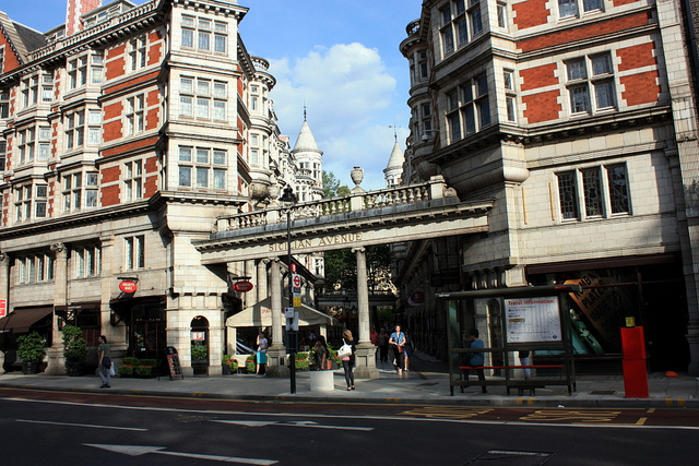 伦敦大学伯贝克学院(Birkbeck, University Of London)是伦敦大学的一个学院,由George Birkbeck博士创立于1823年。1920年与伦敦大学学院(UCL),伦敦政治经济学院(LSE),国王学院(Kings College),伦敦商学院(LBS)等31机构共同组成伦敦大学。